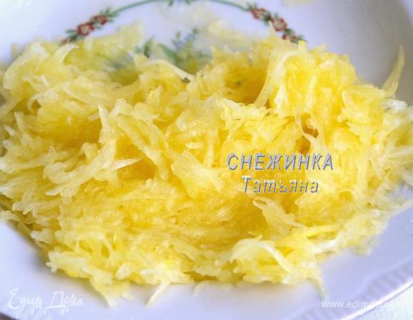 Кабачок чистим от кожицы, если семена крупные, то их тоже удаляем. Натираем на крупной тёрке, добавляем щепотку соли. Оставляем. Отжимаем руками очень хорошо от лишней жидкости.