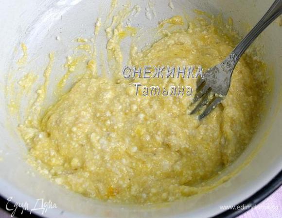 Банан разминаем вилкой в пюре, добавляем творог, яйцо, сахар. Хорошо растираем в однородную массу.