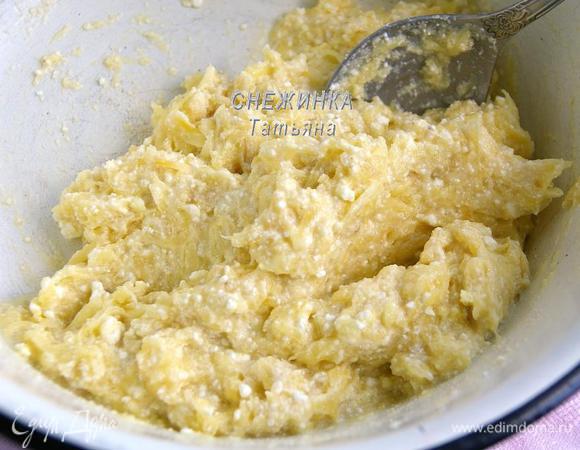 Добавляем отжатые кабачки в основную массу. Всыпаем манную крупу. Хорошо перемешиваем. Тесто не жидкое, не крутое, мягкое, но форму держит.

