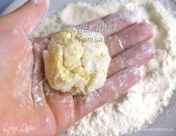 Муку насыпаем в тарелочку. Теперь важно! Кладём столовую ложку (можно чайную ложку) теста в муку, со всех сторон обсыпаем его мукой, берём в руку и формируем аккуратно круглый вареник. Мы не лепим вареник, просто обваливаем его в муке со всех сторон и всё. Можно отложить на доску, присыпанную мукой, пока формируем остальные вареники.