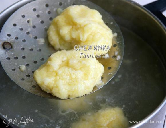В кипящую подсоленную воду опускаем вареники, дожидаемся, пока вода снова закипит, аккуратно перемешиваем и варим 7-8 минут после всплытия. Лучше варить их порциями.