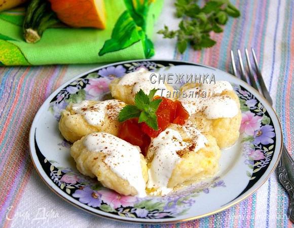 Вынимаем готовые вареники шумовкой на тарелку. Подаём по вкусу, но обязательно со сметаной! Я подавала с тыквенным вареньем и ещё присыпала корицей.