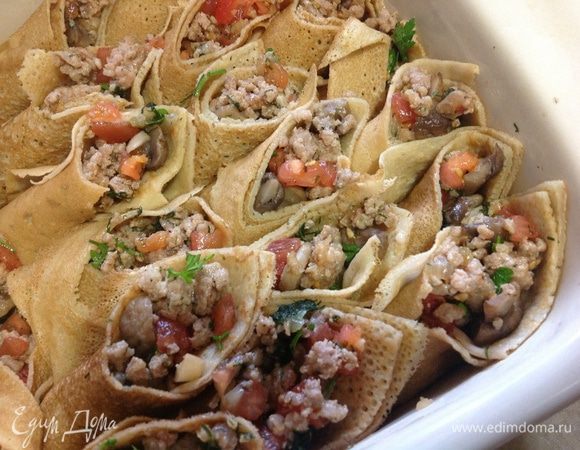 Смазать форму сливочным маслом и сложить в нее плотно кусочки рулета...