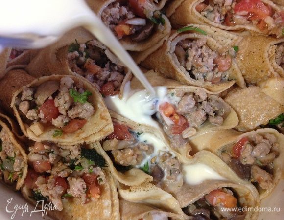 Рулетики залить молочно-яичной смесью.