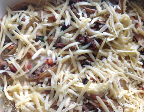 За 5 минут до конца готовки запеканку посыпать сыром.