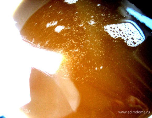 Ставим на огонь и всыпаем сахар... Я добавляла сахар частями, сок выкипал немного, подсыпала сахар и снова давала увариться...