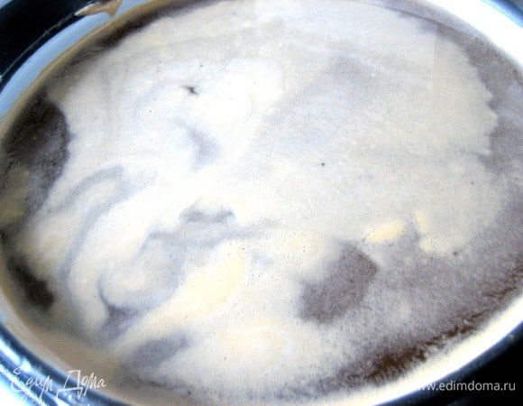 Образуется пенка, которую надо постоянно снимать на блюдце! Сок-сироп мешать деревянной лопаточкой, чтобы сахар не оседал на дне, а равномерно растворялся.