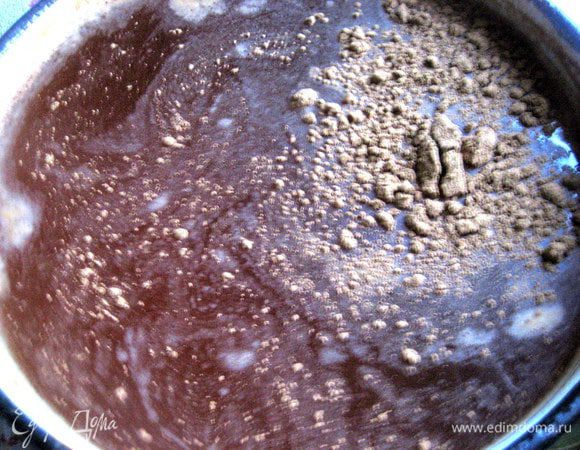 В конце часового уваривания добавим немного корицы (мне захотелось ради эксперимента!), тщательно перемешаем и растворим все комочки!