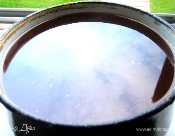 Сироп получается насыщенного янтарного цвета, но у меня к сожалению (или к счастью) отразилось на поверхности небо в облаках)))