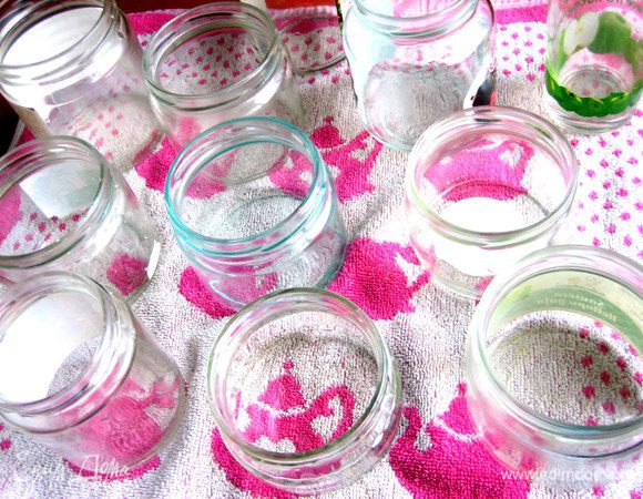 Пока сироп уваривается, готовим стеклотару! Я всегда для варенья-сиропов беру маленькие баночки,чтобы..."открыл-съел-убрал"... Не люблю полупустые большие банки, занимающие место в холодильнике))) Моем с пастой, ошпариваем кипятком, даём стечь лишним каплям воды.