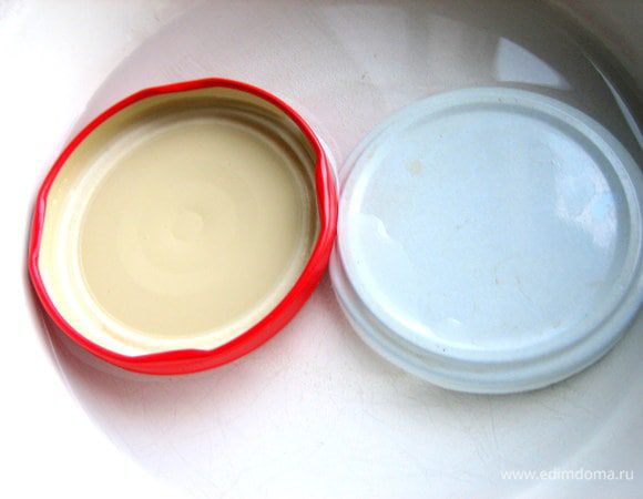 Крышки желательно прокипятить в небольшой мисочке или кастрюльке... Так делала моя мама и потом уже и я сама.