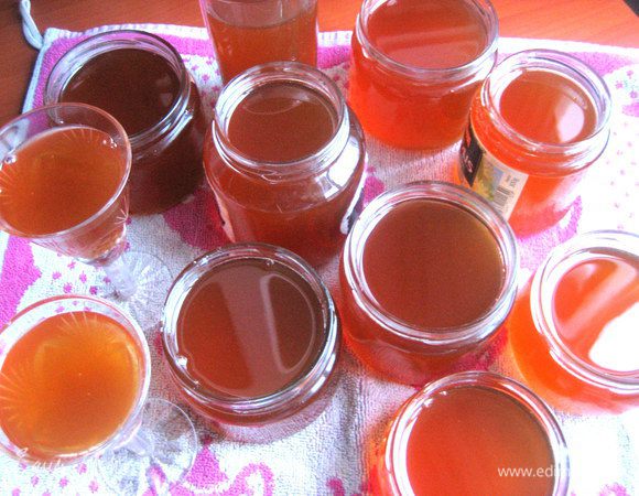 Разливаем горячий густущий сироп по баночкам... Очень осторожно!!!