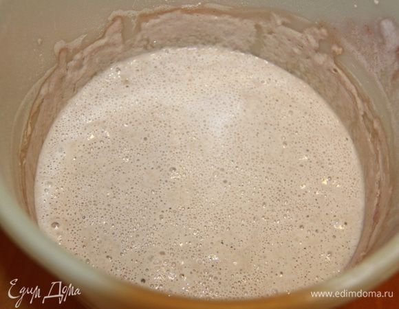 Через 6 дней виноград убрать, закваску процедить, измерить количество закваски и добавить такое же количество муки и воды (т.е. к 1 стакану закваски добавить 1 стакан муки и 1 стакан воды).