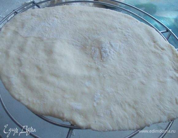 Раскатывает каждый кусочек в овальную, тонкую лепешку и кладем на сухую решетку. Выпекаем в предварительно разогретой духовке 230 С. 10-15 минут, пока лепешка не надуется и не поджарится.