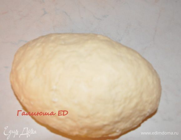 Из перечисленных ингредиентов замесить тесто, оставить его подниматься на минут 20-30,