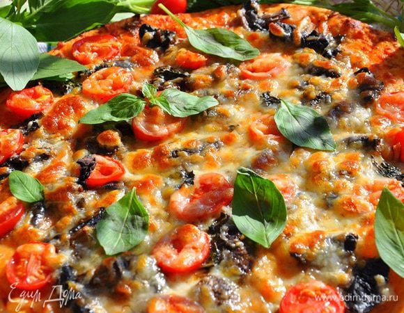 Помидоры опустить в кипиящую воду на 30 сек, достать шумовкой и снять кожицу, размять вилкой смешать с орегано и нанести на тесто. Поверх выложить грибы, посыпать рубленным базиликом, и тертым сыром Джюгас. Выпекать в предварительно нагретой до 200 гр. духовке примерно 10-15 минут. Ориентируйтесь по своей духовке.