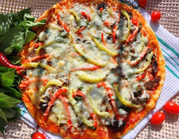 Поверх выложить порезанное соломкой мясо, порезанный соломкой болгарский перец, посыпать рубленным базиликом, и тертым сыром Джюгас. Выпекать в предварительно нагретой до 200 гр. духовке примерно 10-15 минут. Ориентируйтесь по своей духовке.
