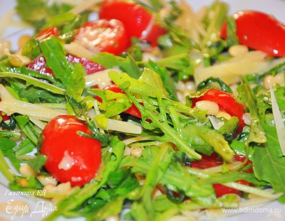 Листья руколы порвать руками, помидоры разделить пополам, добавить орешки, соль, перец, оливковое масло, перемешать посыпать тертым сыром Джюгас и подавать к столу! :)
