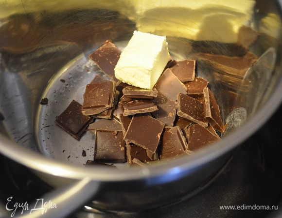 Шоколад наломать на кусочки, добавить масло и поставить на водяную баню. Вода не должна сильно кипеть, а лишь становится медленно теплой - тогда ничего не пригорит! 