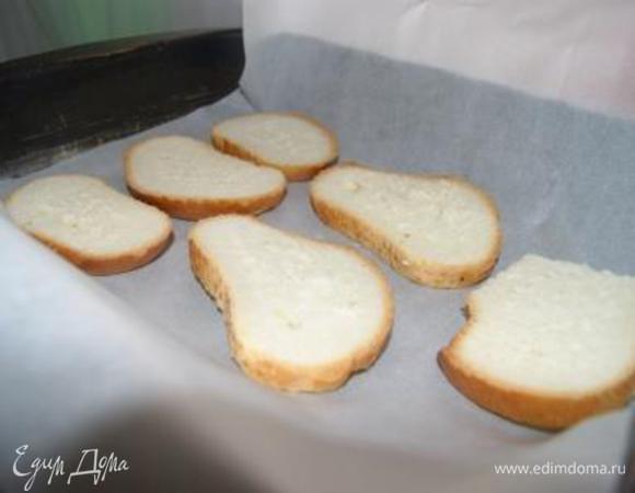 Прежде всего, готовим основу для гренок: режем багет, выкладываем кусочки на противень и запекаем при 180 гр. по 2 минуты с каждой стороны.