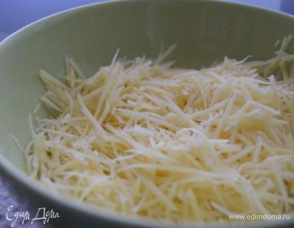 Пармезан натереть на мелкой терке.