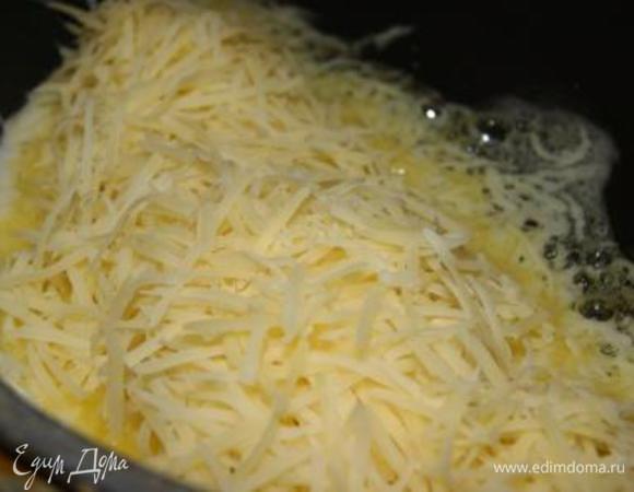 Добавляем сыр к растопленному маслу.