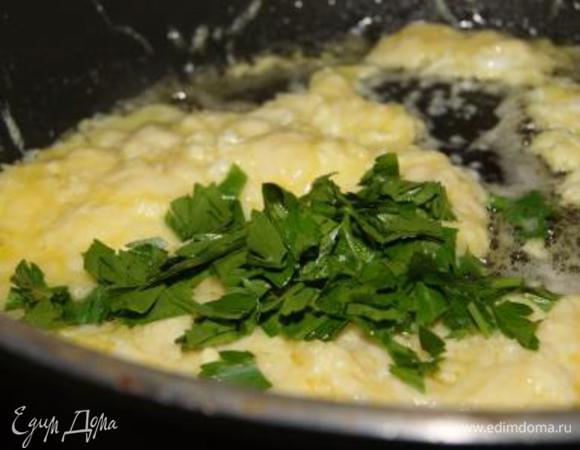 К расплавленному сыру добавляем 2 желтка и зелень. Все тщательно перемешиваем.