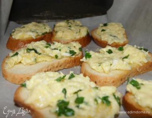 Выкладываем начинку на багет и отправляем в духовку на 5 минут.
Приятного и вкусного вам завтрака!