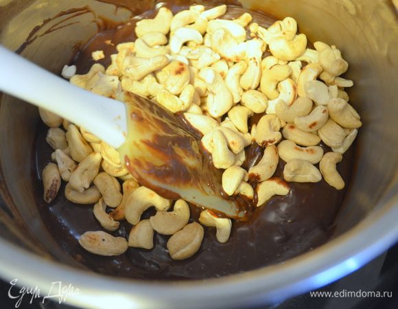 Добавляем их в растопленный шоколад и перемешиваем.