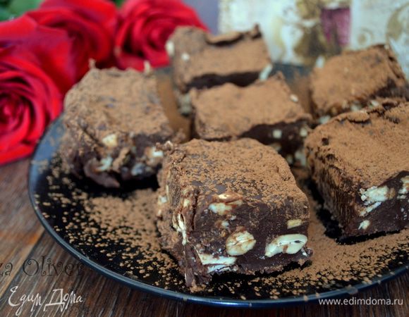 Убираем в холодильник до полного застывания. Готовую помадку достать, дать ей постоять 5 минут и нарезать на кусочки - так она легко достанется. Можно перед тем, как заливать, выложить дно фольгой!  Но у меня она нормально досталась. 