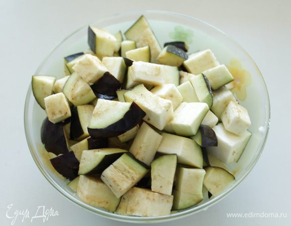 Баклажаны нарезать ломтиками, посолить и оставить на 15 минут.