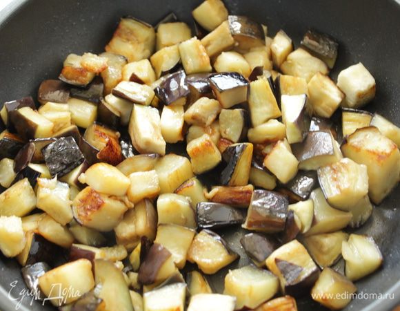 Выложить баклажаны и зарумянить, мешая.