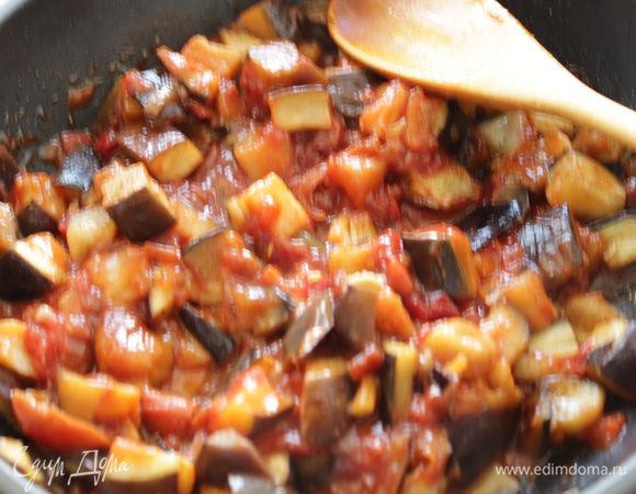 Посолить, добавить специи по вкусу и тушить 5-7 минут.