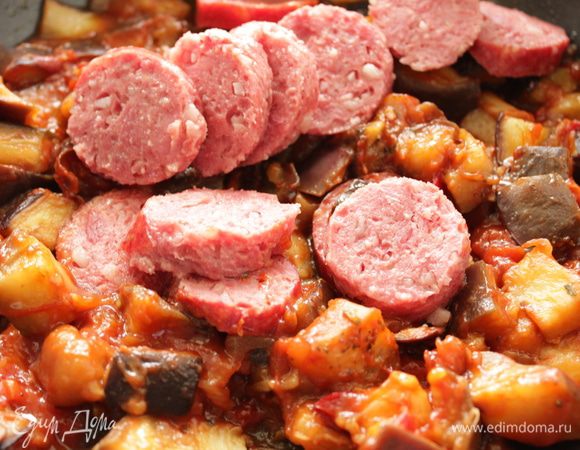 Добавить порезанные колбаски.