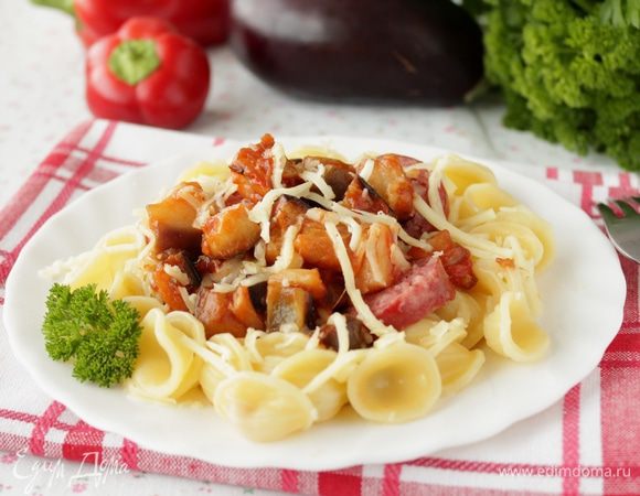 Готовые макароны смешать с овощным соусом. При подаче посыпать тертым сыром.