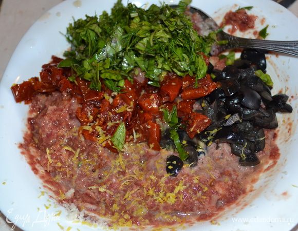 Хлеб замочить. Томаты и маслины мелко нарезать. Куриную печень измельчить вместе с хлебом. Добавить яйцо, зелень, лимонную цедру, все хорошо вымешать.
