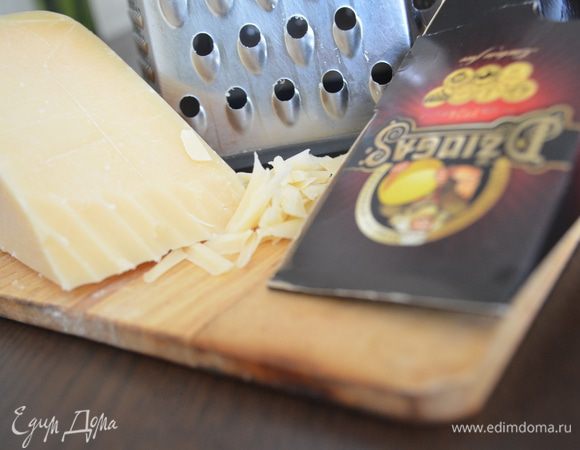 Сыр Джюгас натереть на крупной терке.