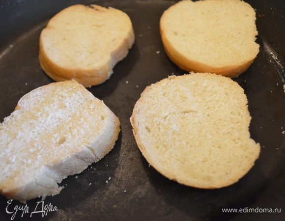 На  сковороде обжарить с обеих сторон до золотистого цвета хлеб.