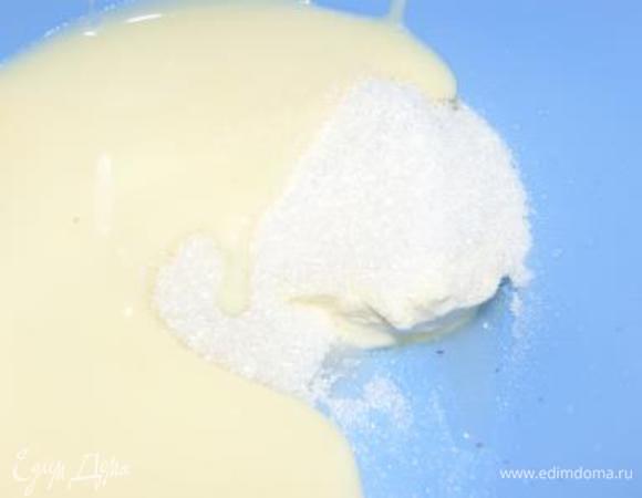 Масло, сахар, сгущенное молоко взбить.