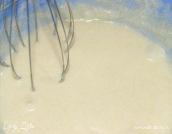 Добавить яйцо, сметану, хорошенько перемешать.