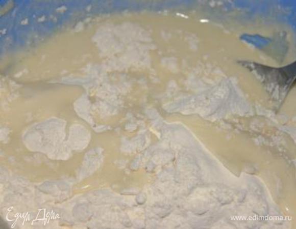 Добавить муку, смешанную с разрыхлителем, замесить тесто.