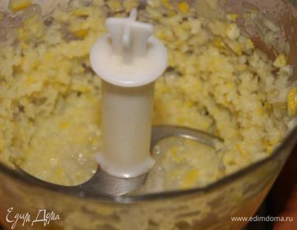 Лимон вместе с кожурой размолоть в блендере, добавить к тесту, перемешать.