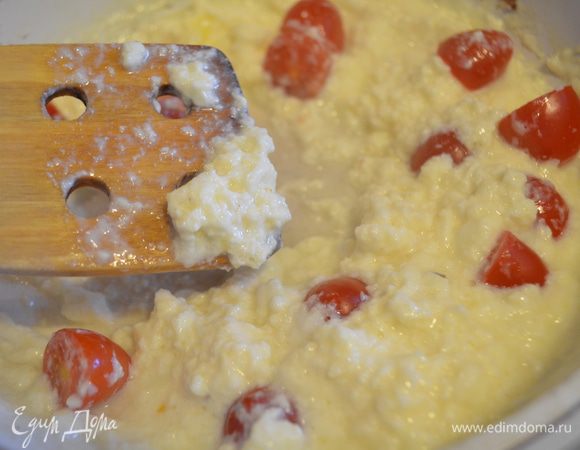 На сковороду вылить оливковое масло, залить все яичной смесью и томить на среднем огне при постоянном помешивании пока яйцо не обретет нежную кремовую текстуру! Не пережарьте! 