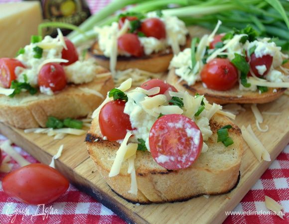 Выкладываем горячую болтунью на горячие хрустящие тосты, посыпаем рубленным луком и второй половиной сыра. Подаем сразу вприкуску со свежим зеленым салатом. 