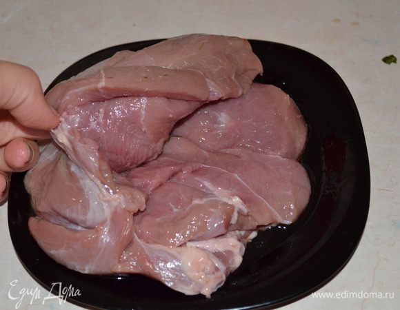 Мясо разрезать вдоль так, чтобы получился глубокий карман.