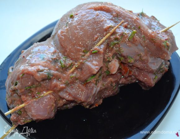 Начинить кармашек начинкой и аккуратно зашить. У меня, к сожалению, не оказалось толстой нити, и я заколола отверстие зубочистками.