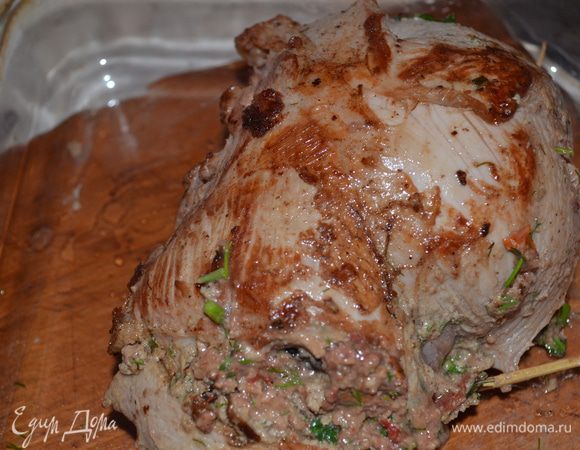 Далее обжариваем нашу телятину с двух сторон на сковороде, по нескольку минут на каждой, до получения золотистой корочки.
