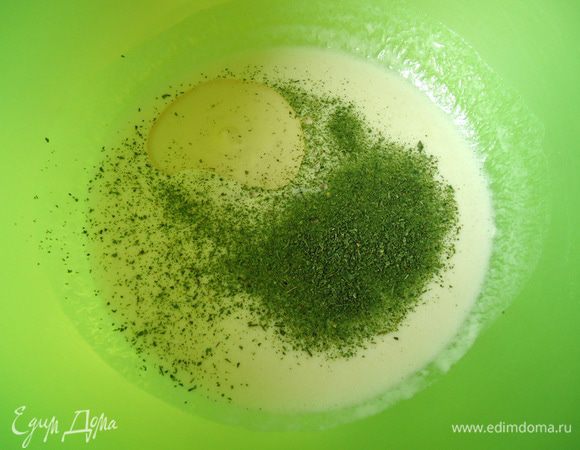 Добавить в опару травы и масло, перемешать.