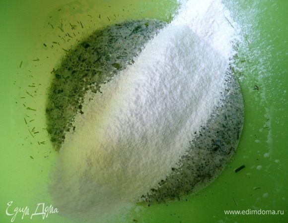 Муку просеять и добавляя в жидкость,
