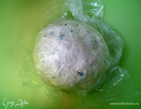 Накрыть тесто пищевой пленкой и оставить на 40-60 минут для брожения и увеличения в три-четыре раза.
